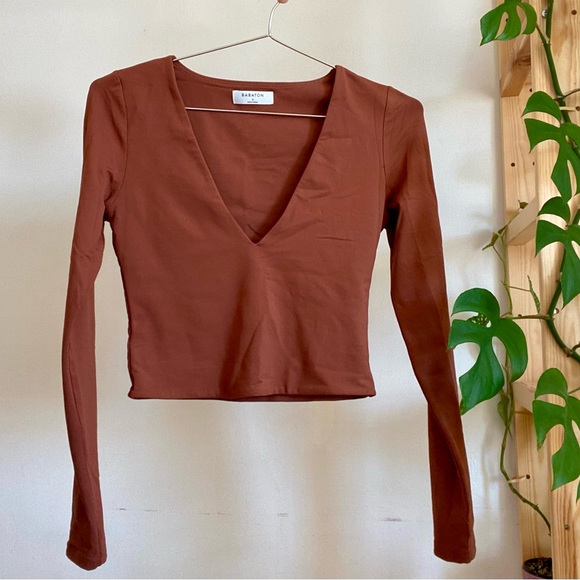 Aritzia Babaton contour v-neck longsleeve - Picture 3 of 3